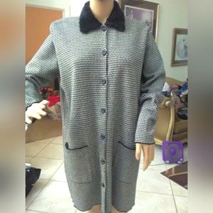 VINTAGE HOUNDSTOOTH LONG CARDIGAN BY KAREN LESSLY FAUX FUR COLLAR POCKETS SZ. LG